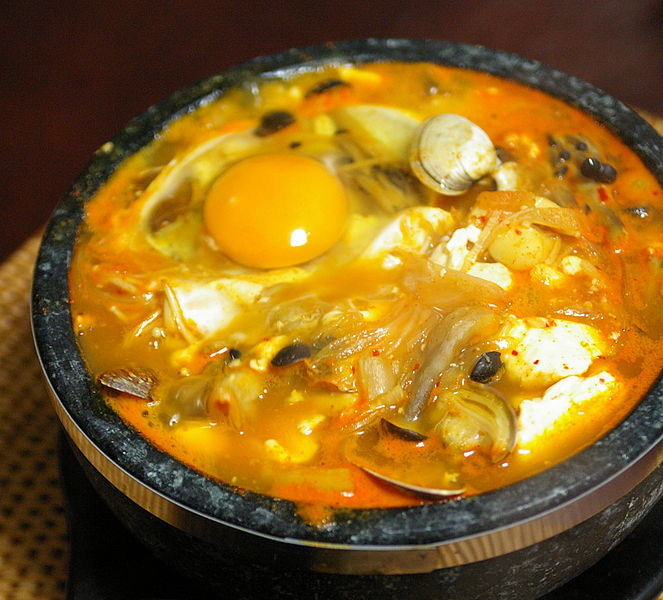 663px-Korean.food-Sundubu.jjigae-01a
