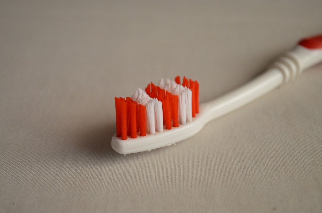 toothbrush-390222_1280